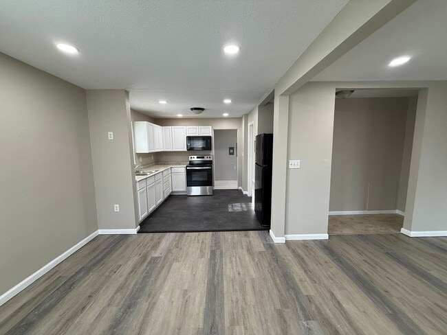 Building Photo - Studio house located blocks away from 10th...