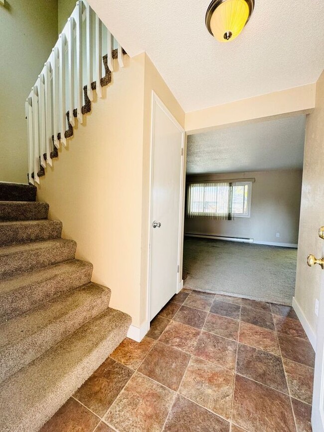 Building Photo - Spacious 3 bed/ 1.5 bath Townhouse in West...