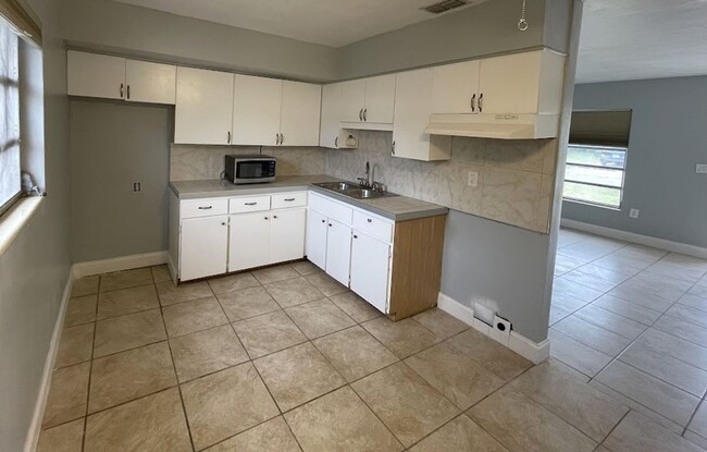 Building Photo - 2/1 W/ BONUS ROOM, and FENCED YARD in New ...