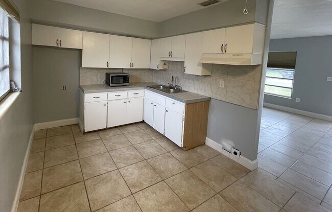 Foto del edificio - 2/1 W/ BONUS ROOM, and FENCED YARD in New ...