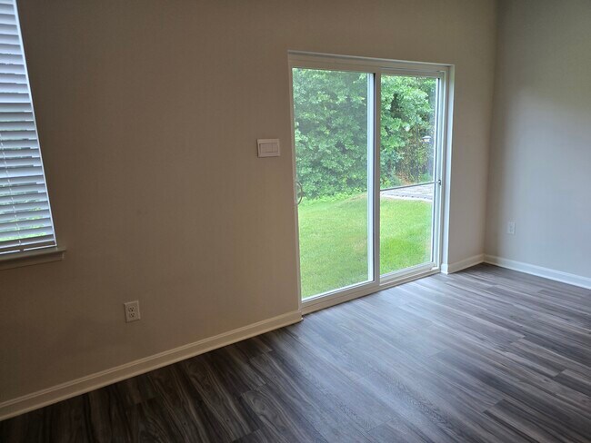 Foto del edificio - 330 Maple Run Dr