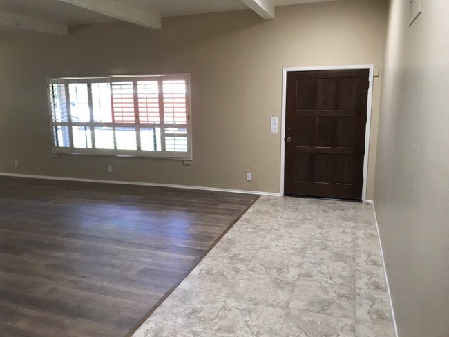 Foto del edificio - 101 E Desert Park Ln