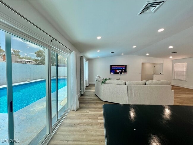 Foto del edificio - 6191 Bullion Blvd