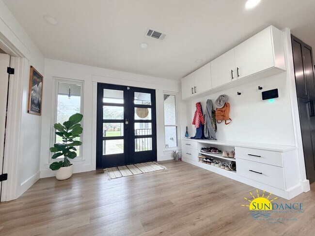 Foto del edificio - Custom 4BR Pool Home in Kenwood with Bonus Room & Private Backyard!