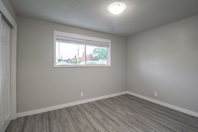 Building Photo - **RENT CREDIT MOVE IN SPECIAL **Beautiful ...