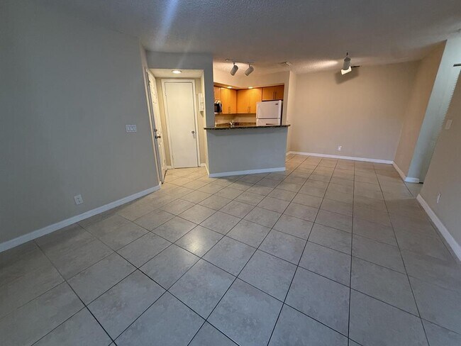 Foto del edificio - 3390 Pinewalk Dr N
