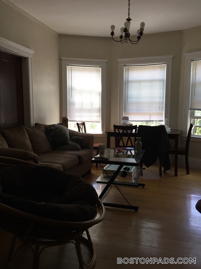 Building Photo - 154 Magazine St