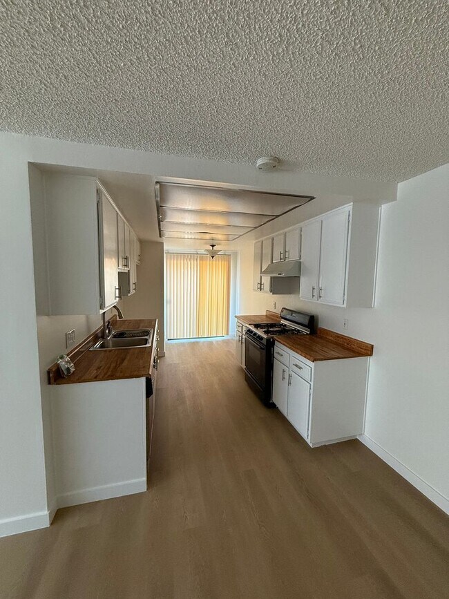 Foto del edificio - Remodeled 2 bedroom, 2 bath condo for rent...
