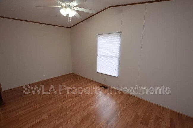 Foto del edificio - 4017 Wildflower Dr