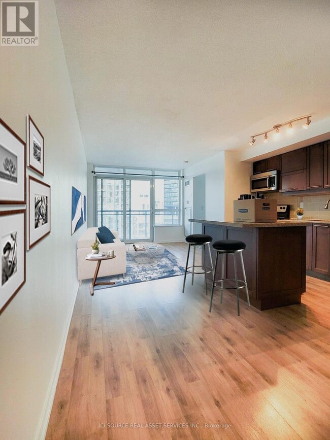 Photo du bâtiment - 38 Joe Shuster Way