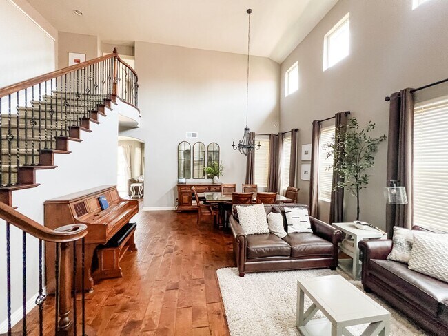 Foto del edificio - Charming 4 Bedroom/3 Bath Single Family Home on a Cul-de-sac with backyard