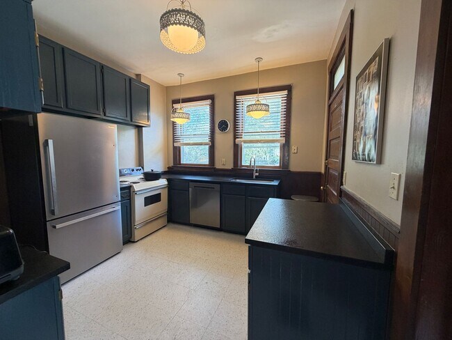 Foto del edificio - Newly Renovated 3 Bedroom, 2 Bathroom in the Heart of West Central