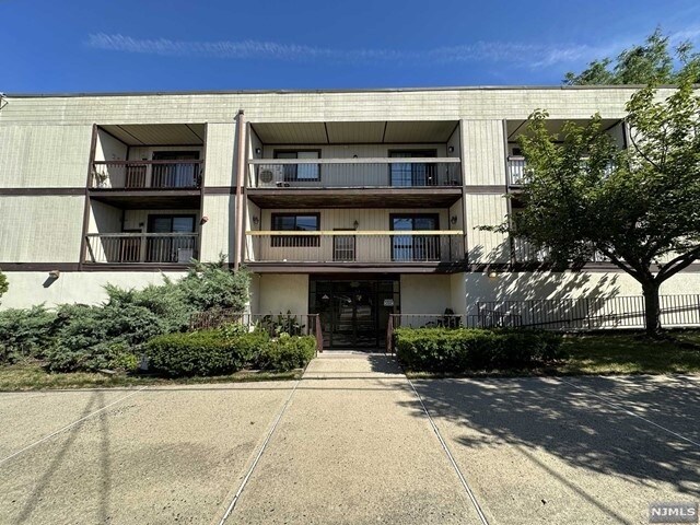 Primary Photo - 19 Plauderville Avenue Unit 202