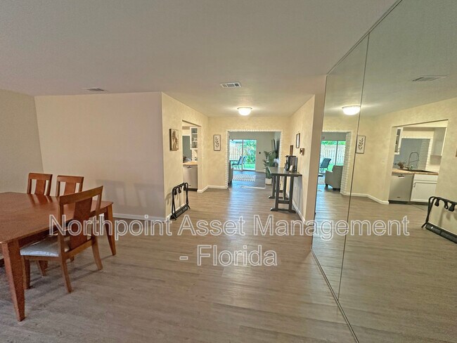 Foto del edificio - 6351 Park St