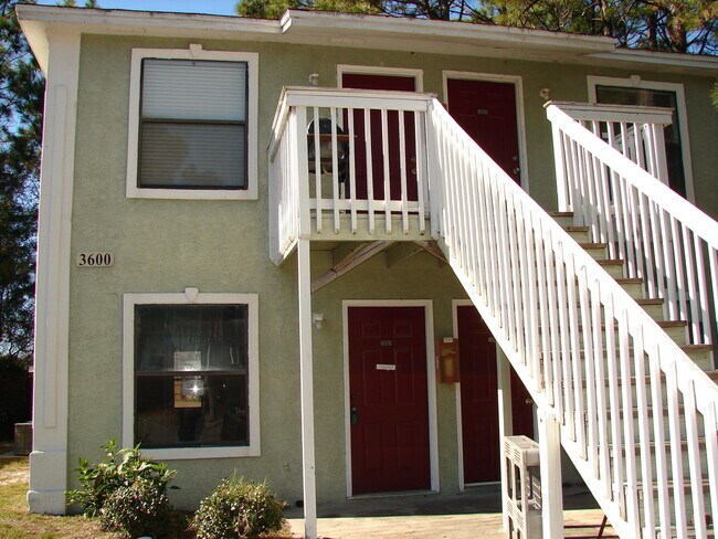 Building Photo - 3600 Tiki Dr
