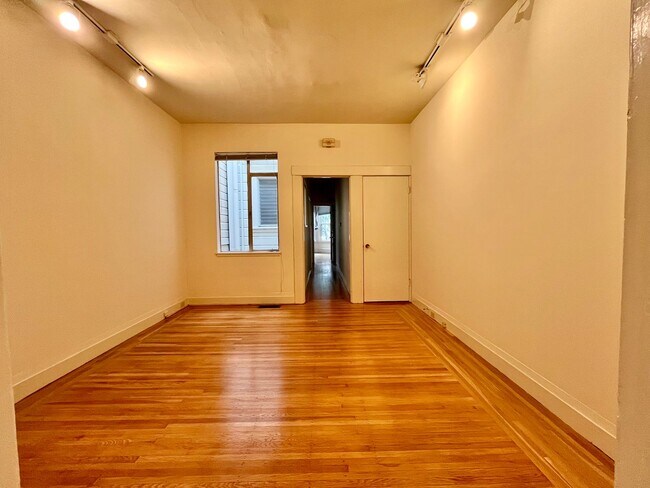 Foto del edificio - Prime Cow Hollow Location with Parking, Pr...