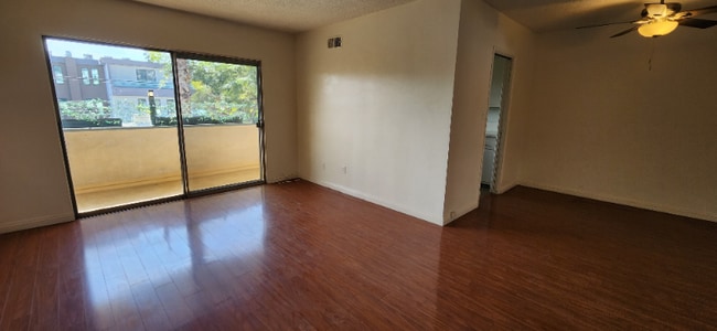 Foto del edificio - 8315 Clinton Ave