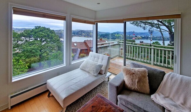 Building Photo - One bedroom top floor corner unit condo wi...