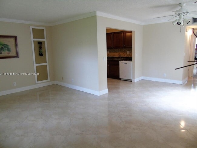 Building Photo - 545 Normandy Ln