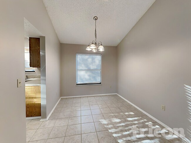 Foto del edificio - 7943 Longshadow Ct