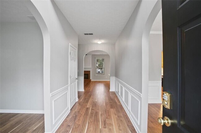 Building Photo - 2643 Whispering Pines Dr SW