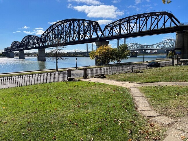 Foto del edificio - 212 W Riverside Dr