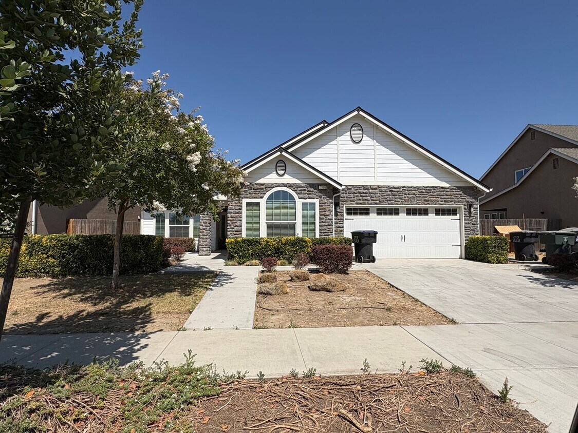 Primary Photo - Spacious NW Visalia home Available Now!