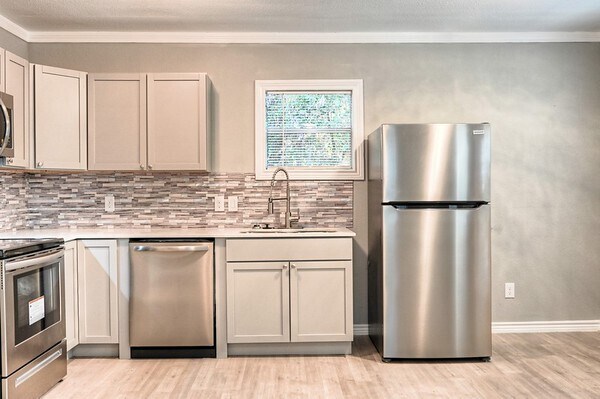 Kitchen-Stainless Appliance - 10157 Barberry St