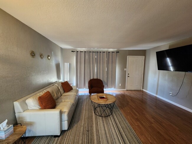 Building Photo - 2016 E 24th Pl