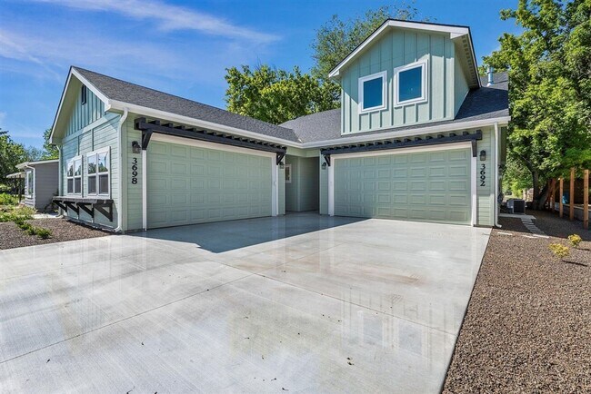 Foto del edificio - Beautifully finished 3 bedroom, 2 1/2 bath...