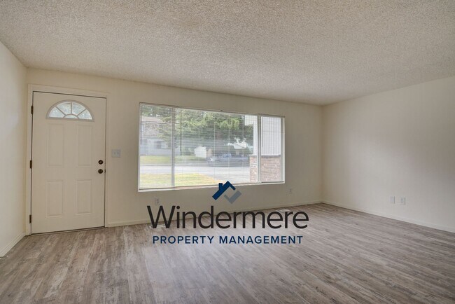 Foto del edificio - 4 bedroom 3 bathroom pet friendly home