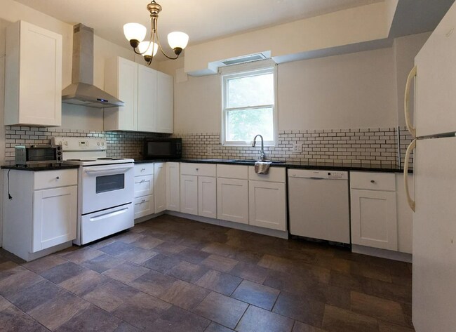 Foto del edificio - BOTH SECOND SEMESTER UNIT- AND OPEN FOR FALL 26!