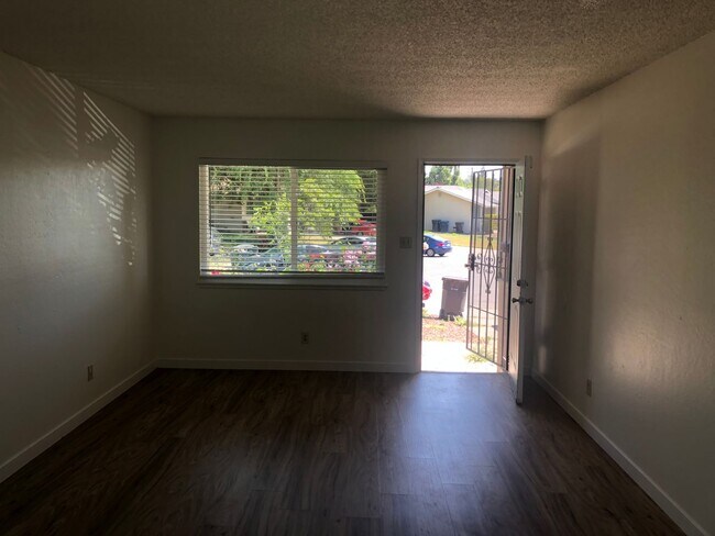 Building Photo - Clean 2 Bedroom, 1 Bath, 980 sqft., 1/2-Pl...