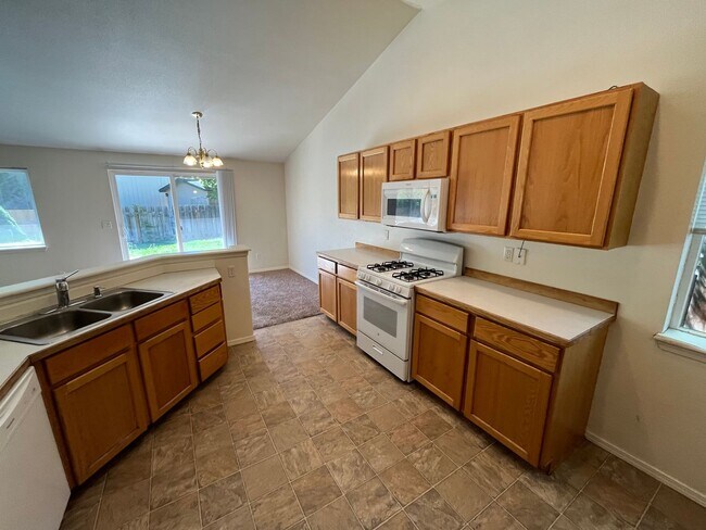 Foto del edificio - Cozy SE Bend 3 Bed/2 Bath Home on Large Co...