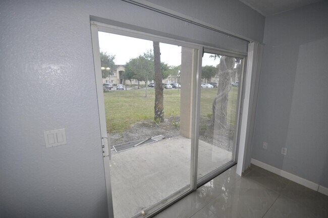 Foto del edificio - 10600 Okeechobee Blvd