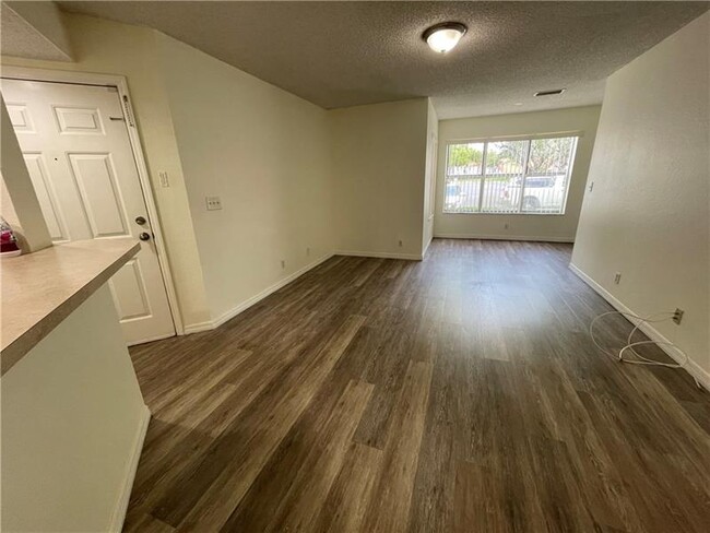 Foto del edificio - 3430 Pinewalk Dr N