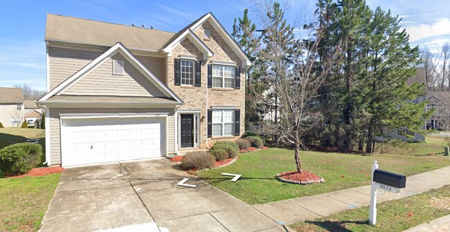 Building Photo - Spacious 4 bedroom, 2.5 bath Home Coming A...