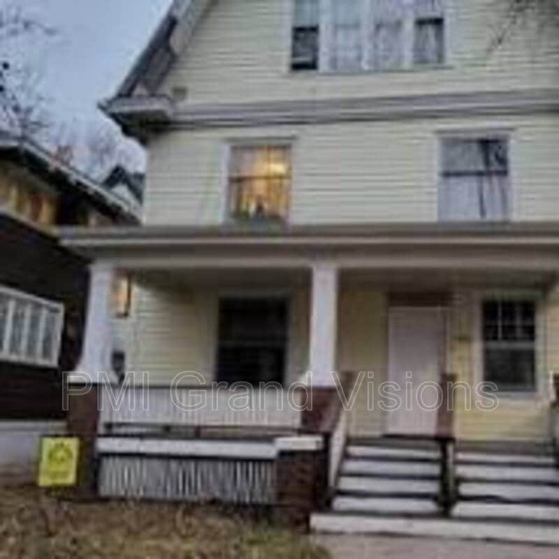 Primary Photo - 250 N College St