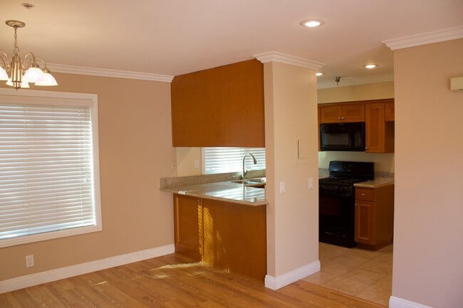 Building Photo - Vista Del Plaza Apartments