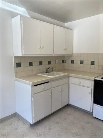 Kitchen - 2918 Deakin St