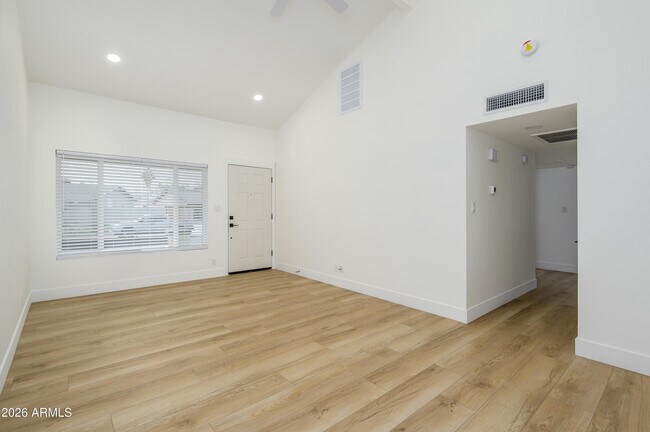 Foto del edificio - 1132 W Laguna Azul Ave