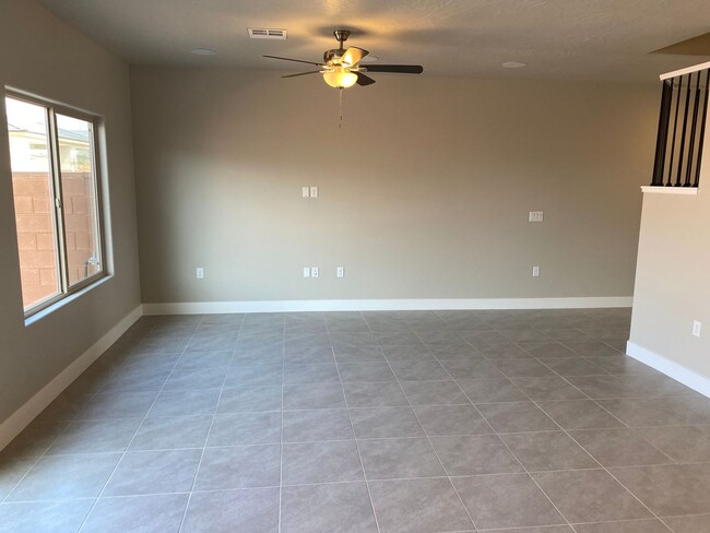Building Photo - Newer- Red Mountain Vista Town Home,