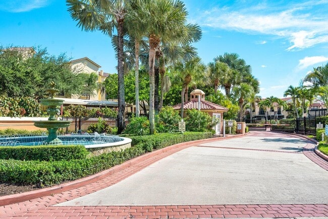 Building Photo - 300 Uno Lago Dr