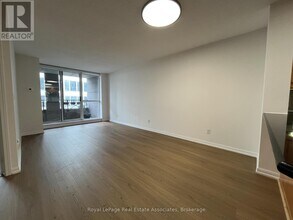 Building Photo - 140 Simcoe St