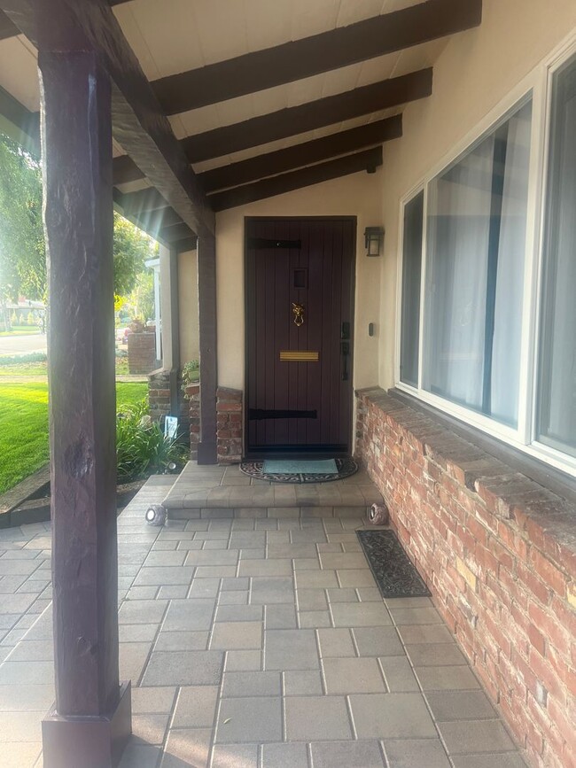 Building Photo - Amazing Updated, Remodeled 3 Bedroom, 2 Ba...