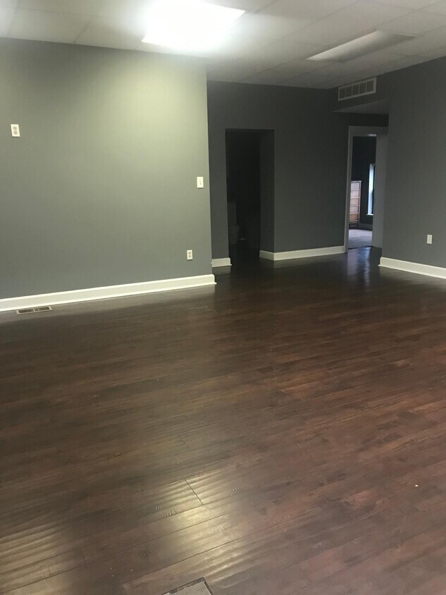 Foto principal - 957 Western Ave