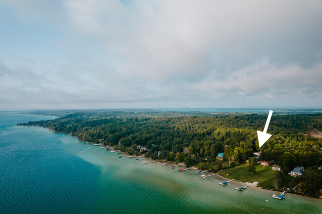 Foto del edificio - 7322 N West Torch Lake Dr