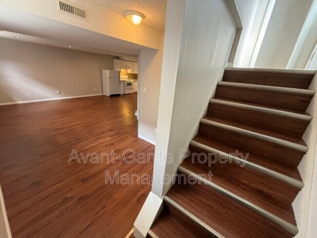 Photo du bâtiment - 11635-1111a 111a Ave NW