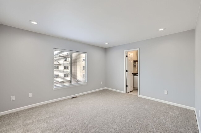 Building Photo - Evolve Real Estate: Updated Townhome Nestl...
