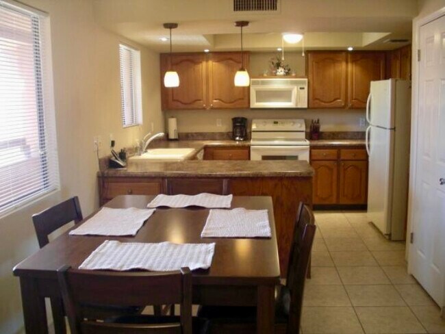 Building Photo - 4303 E Cactus Rd